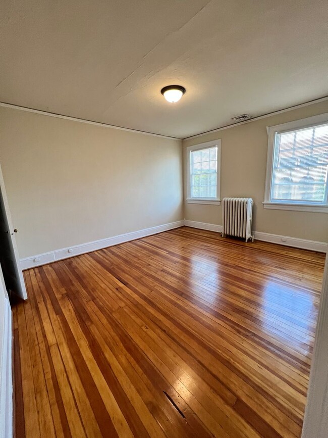 Building Photo - Renovated 4 Bedroom Townhouse! Off Street ...