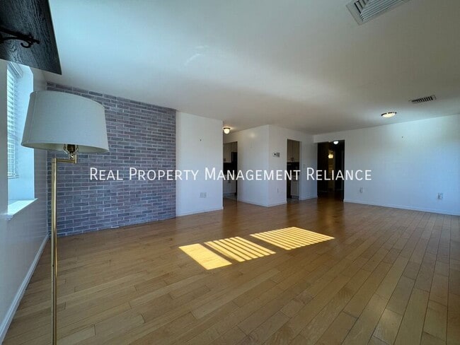 Building Photo - 20 Central St