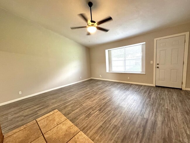 Building Photo - 3 bedroom 2 bathroom Duplex!