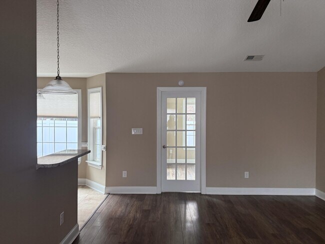 Building Photo - 301 Macarthur Dr