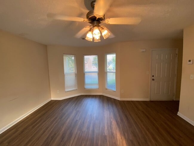 Building Photo - BRIDGEWATER HOME! PRE-LEASING FOR AUGUST 2...