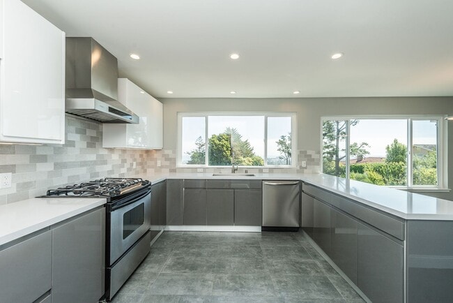 Building Photo - Updated 4 Bed / 2.5 Ba Home in Millbrae Mi...