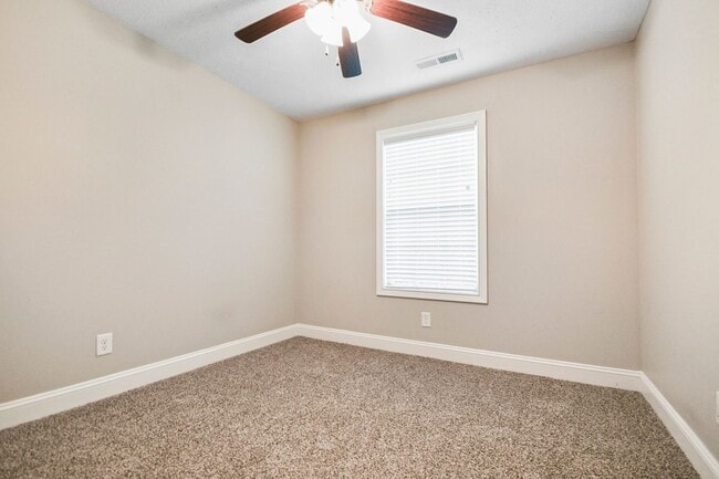 Building Photo - Pet Friendly Three Bedroom!