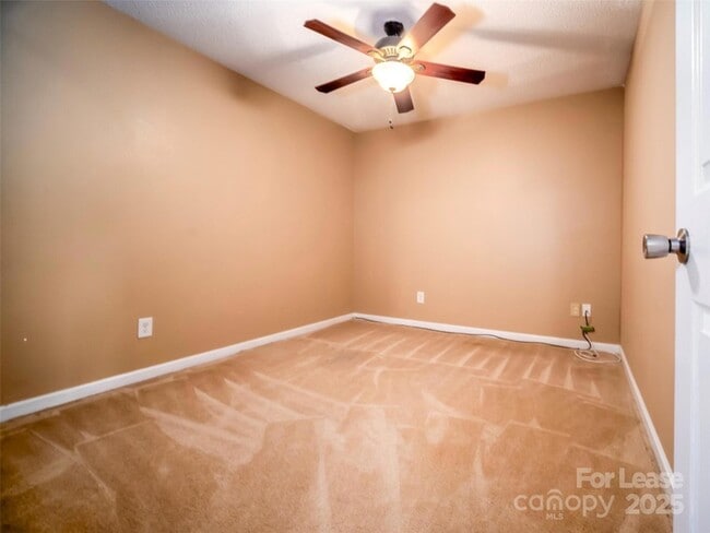 Building Photo - 910 Torsion Lane