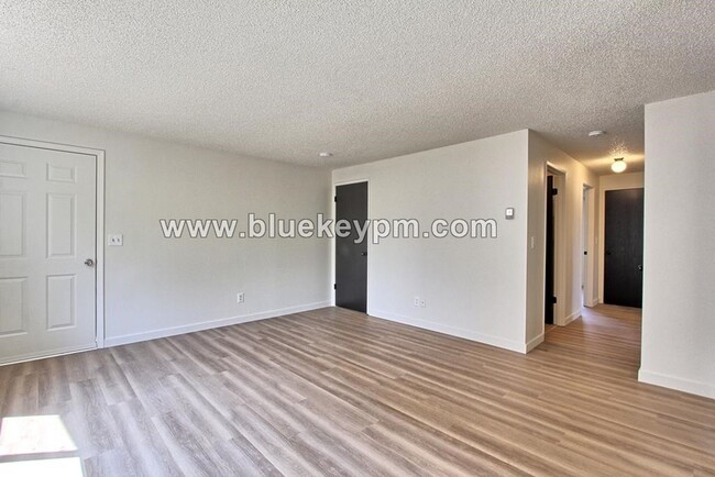 Building Photo - Newly Remodeled  2 Bed, 1 Bath Duplex with...