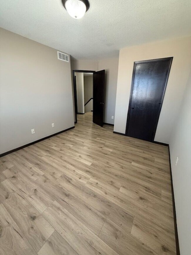 Building Photo - Luxury Townhomes