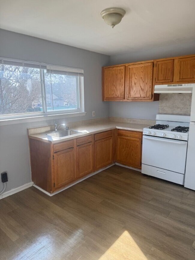 Building Photo - Absolutely Adorable two bedroom is move in ready!