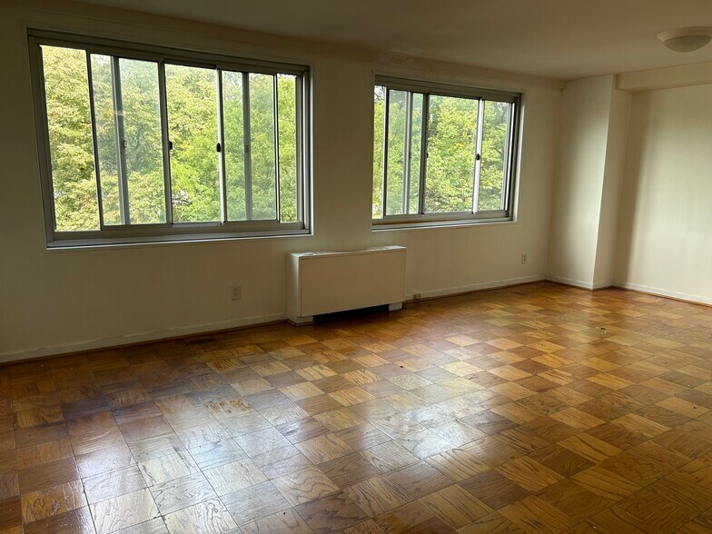 Living room - 1900 Lyttonsville Rd