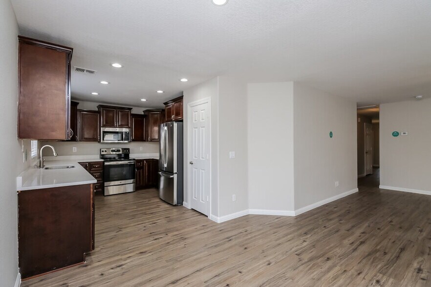 Building Photo - 878 E Pollino St