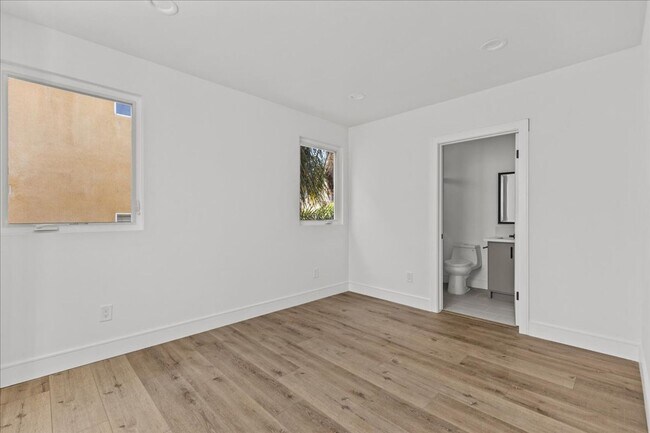 Building Photo - 860 N Hudson Ave