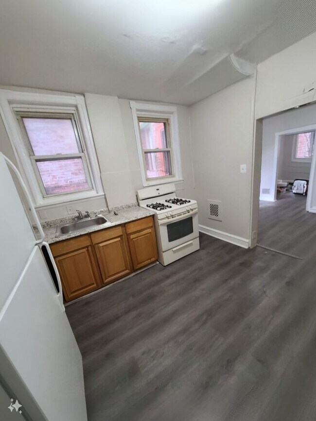 Building Photo - Large Upgraded Home! - Half off first months rent
