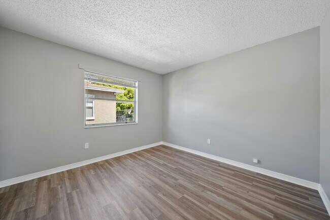 Building Photo - 714 E Floribraska Ave