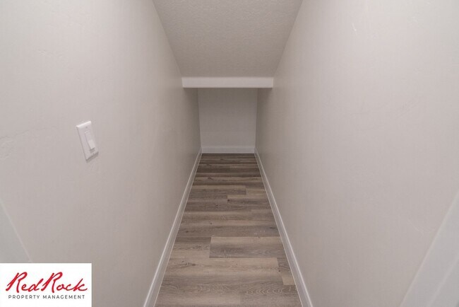 Building Photo - Modern Townhome in Desirable Hurricane Hei...