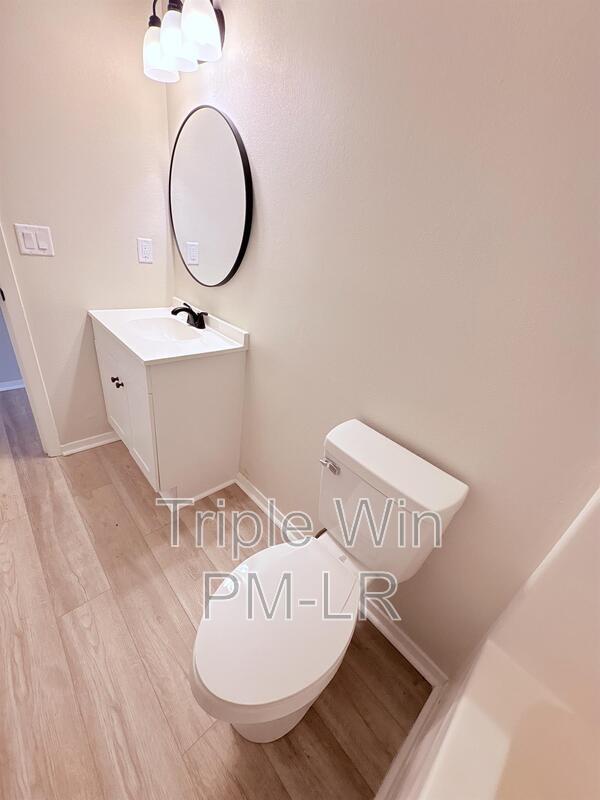 Building Photo - 220 Randall Dr