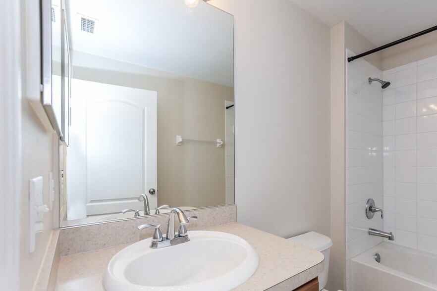 Building Photo - 15405 Quail Woods Pl