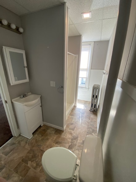 Building Photo - 423 E Main St