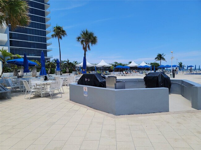 Building Photo - 2030 S Ocean Dr