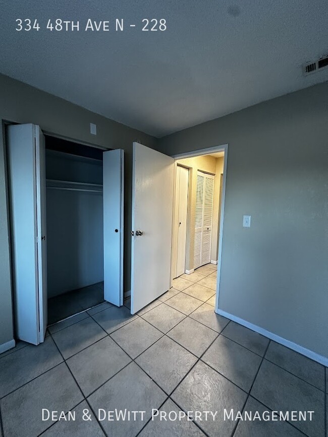 Building Photo - 1/1 Condo in St. Pete - For Rent