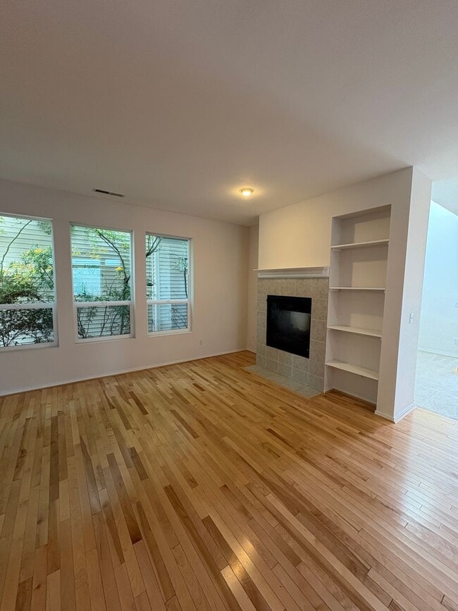 Building Photo - Available now- Beautiful like-new rental i...