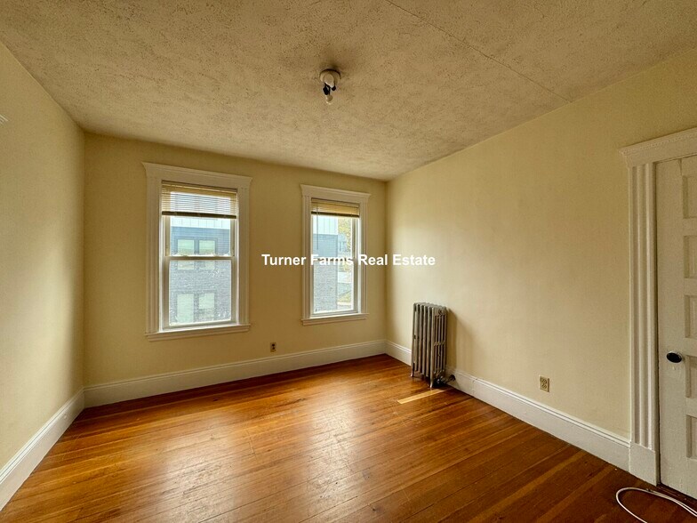 Building Photo - 144 Hillside St