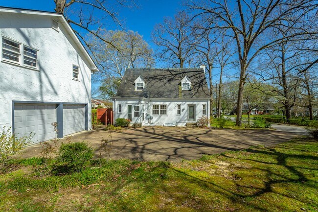 Building Photo - 3 Bedroom 2 Bath Classic