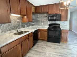 Building Photo - Feels like a NEW home!