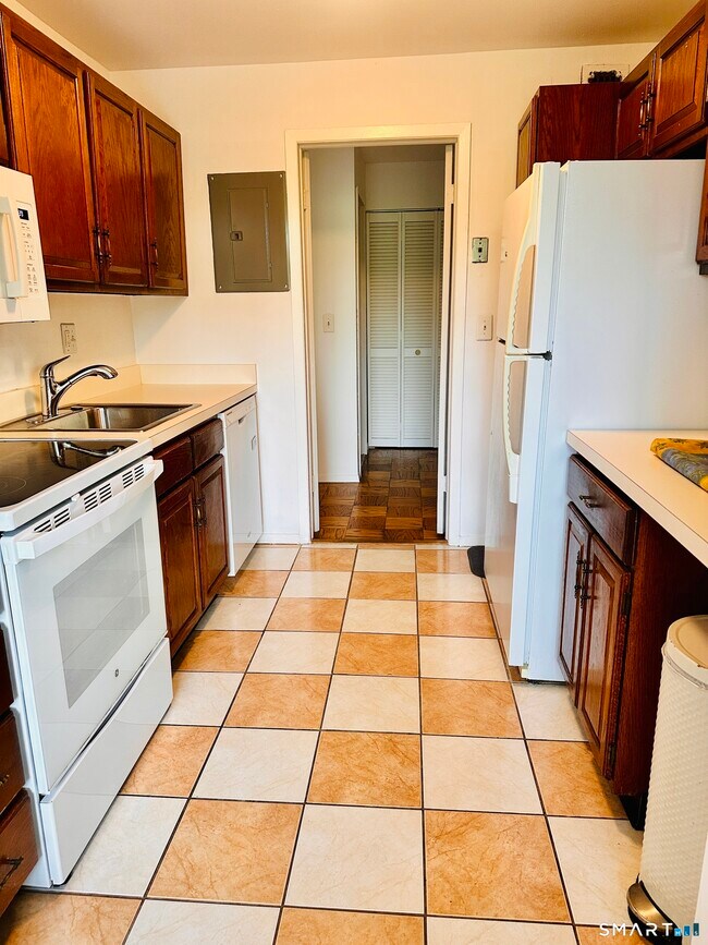 Building Photo - 155 Brewster St