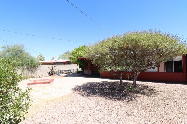 Building Photo - 3 Bedroom 2 Bathroom