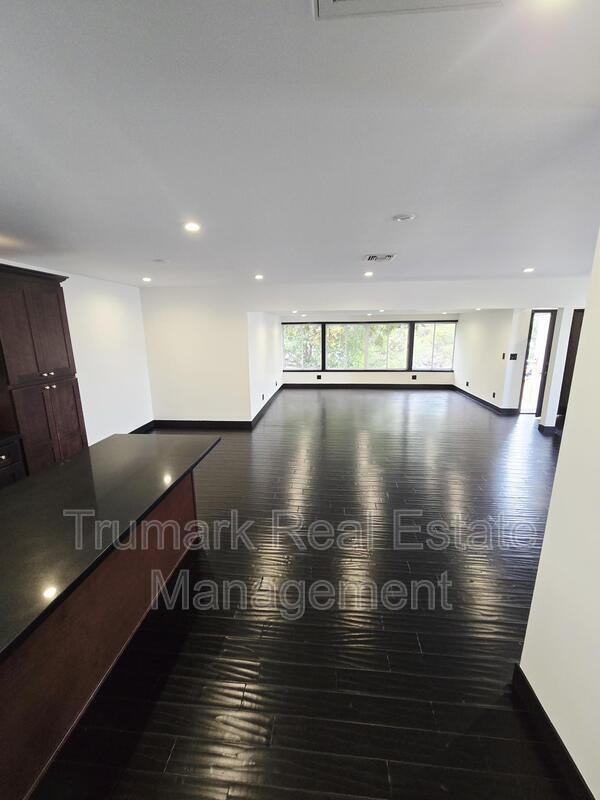 Building Photo - 12426 Moorpark St