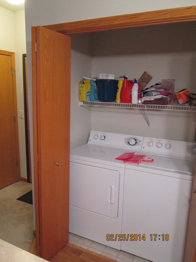 Building Photo - AVAILABLE NOW!!!  2 Bedroom Condo in amazi...