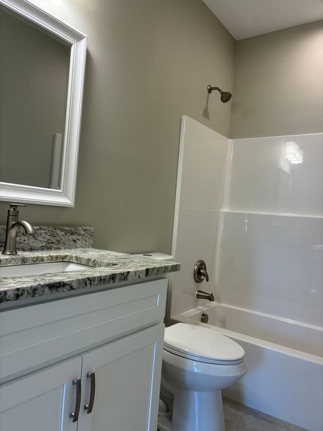 Building Photo - 102 Twin Lakes Dr