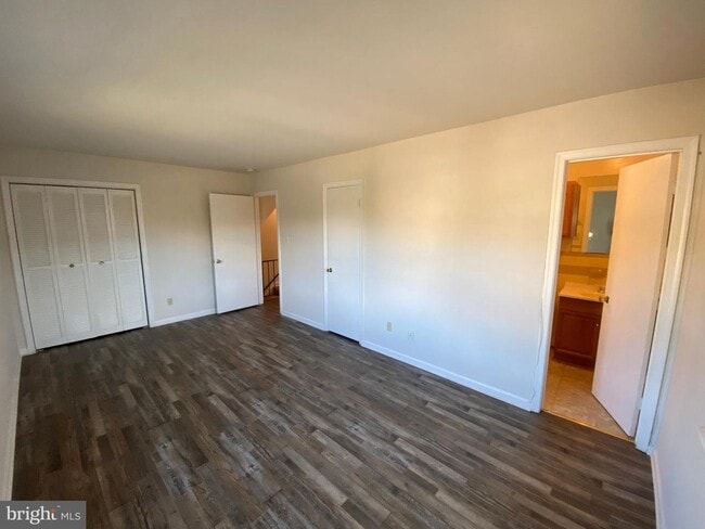 Building Photo - 300 Garfield Ct