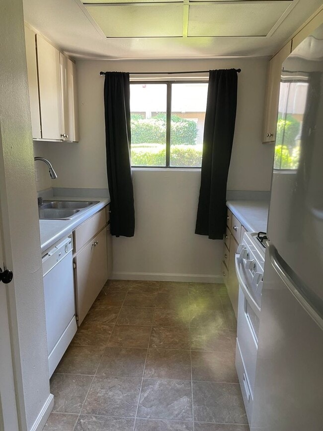 Building Photo - 2 Bedroom 1.5 bath Townhome!