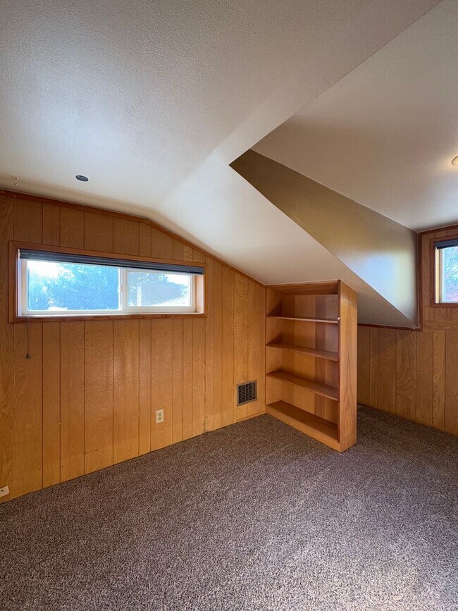 Building Photo - Spacious 6 Bedroom, 3 Bathroom Home Near CWU