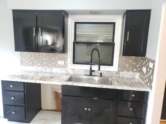 Building Photo - 1429 Kasten Dr