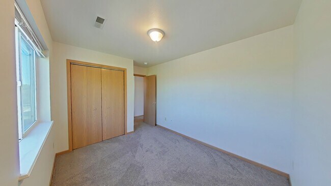 Building Photo - Townhouse-style End unit 3BD, 1.5 BA with attached garage