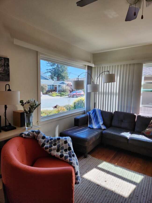 Building Photo - 243 Darwin St