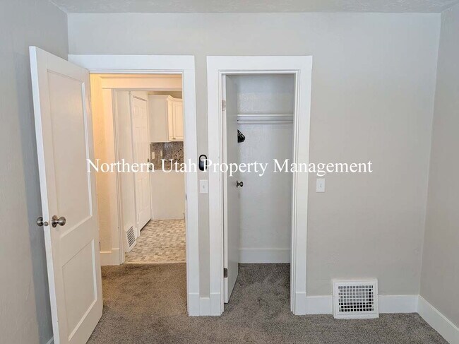 Building Photo - 3 Bed, 2 Bath, HVAC