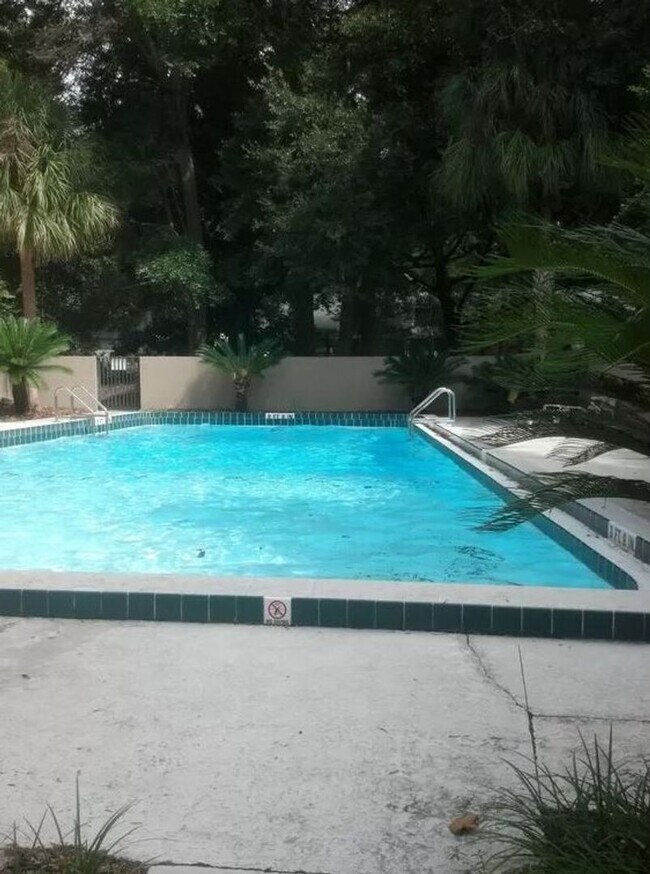 Building Photo - Woodside Villas