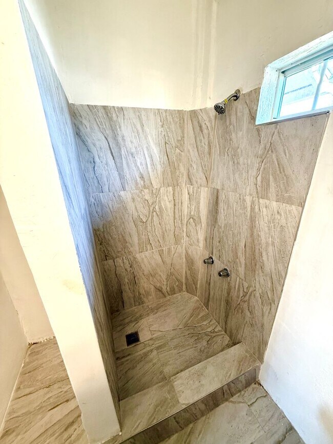 Building Photo - **APPLICATION RECEIVED** **MOVE-IN SPECIAL...