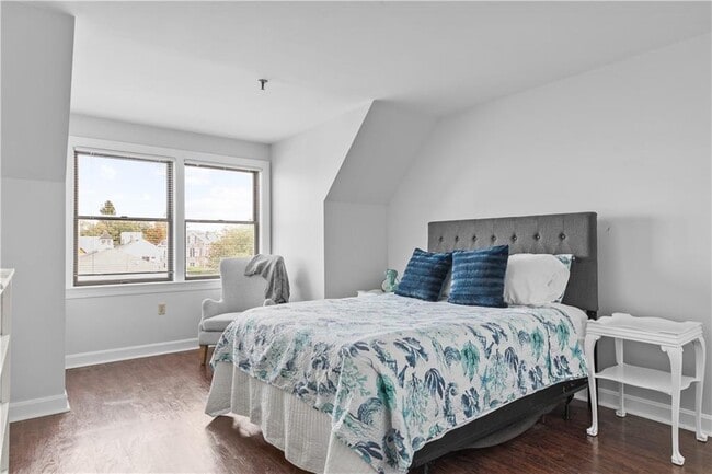 Building Photo - 580 Thames St