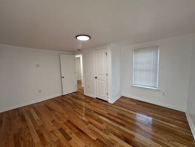 Building Photo - Newly Renovated 5 Bedroom 2 Bathroom Singl...