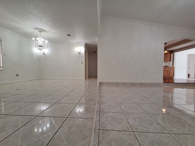 Building Photo - Spacious 4-Bed, 3-Bath Belle Isle Home wit...