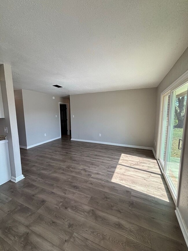 Building Photo - 1800 Fairlane-Move In Ready!