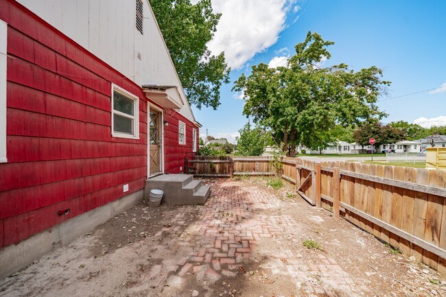 Building Photo - 303 W 20th St