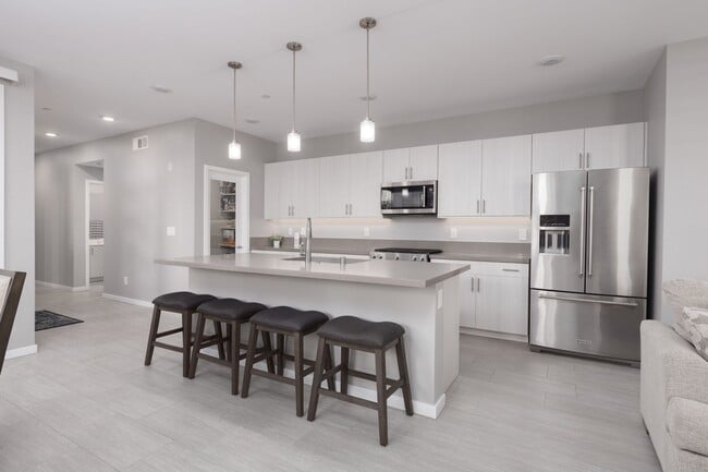 Building Photo - Luxury Summerlin townhome in resort style gated community
