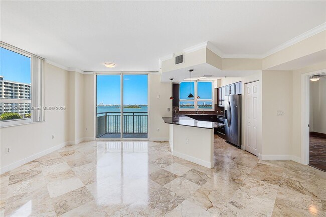 Building Photo - 2000 N Bayshore Dr