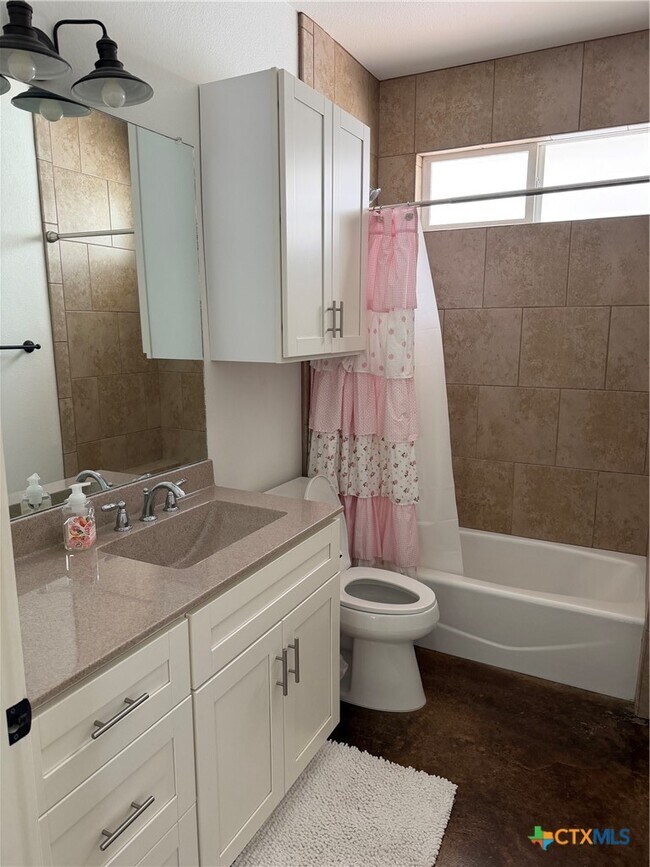 Building Photo - 1366 Hanz Dr