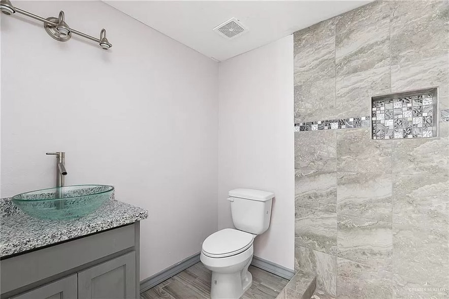 1st floor bath - 2809 Melanie Dr