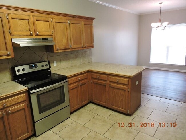 Building Photo - Great 3 Bedroom, 2 Bath Home - No Carpet